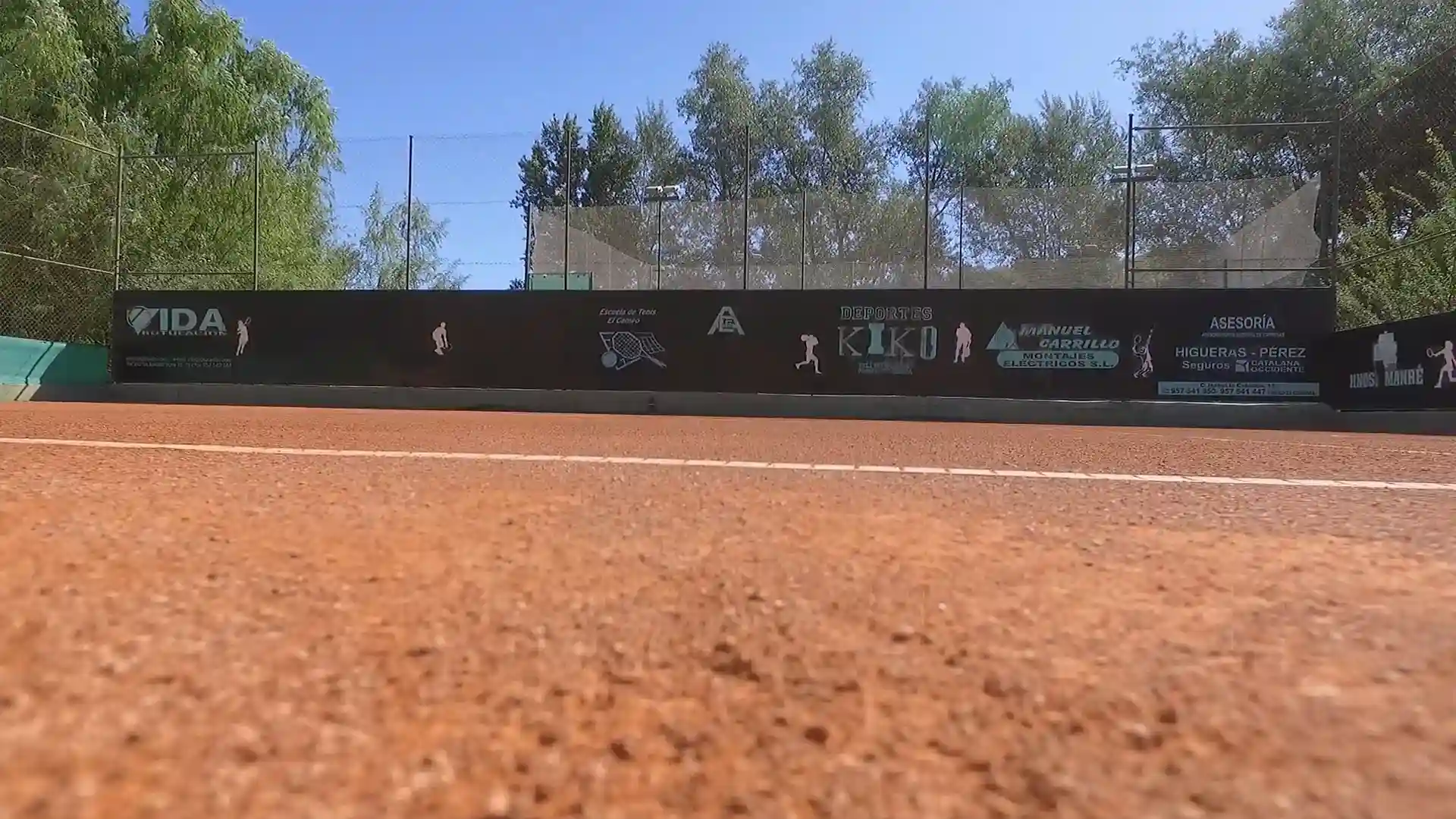 Cartel de patrocinadores en la pista de tierra batida