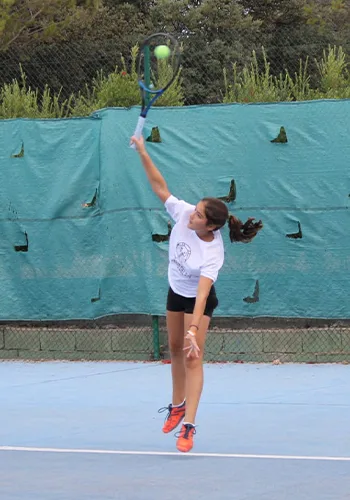 Saque de tenis alumna Escuela de Tenis