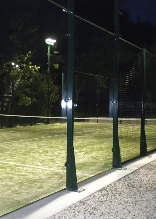 Pista de Pádel en horario nocturno con iluminación artificial