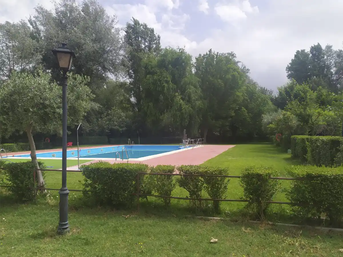 Piscina y alrededores del Club de Tenis el Campo